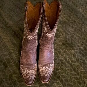 Corral Teens size 3 beautiful boots. Still in good condition.
